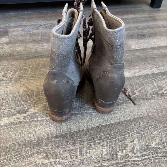 Sorel Tan Lace-Up Boots with Durable Construction - Picture 3 of 8